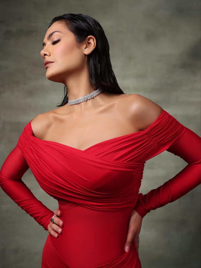 Esha Gupta Stuns in a Bold Red Gown 970593