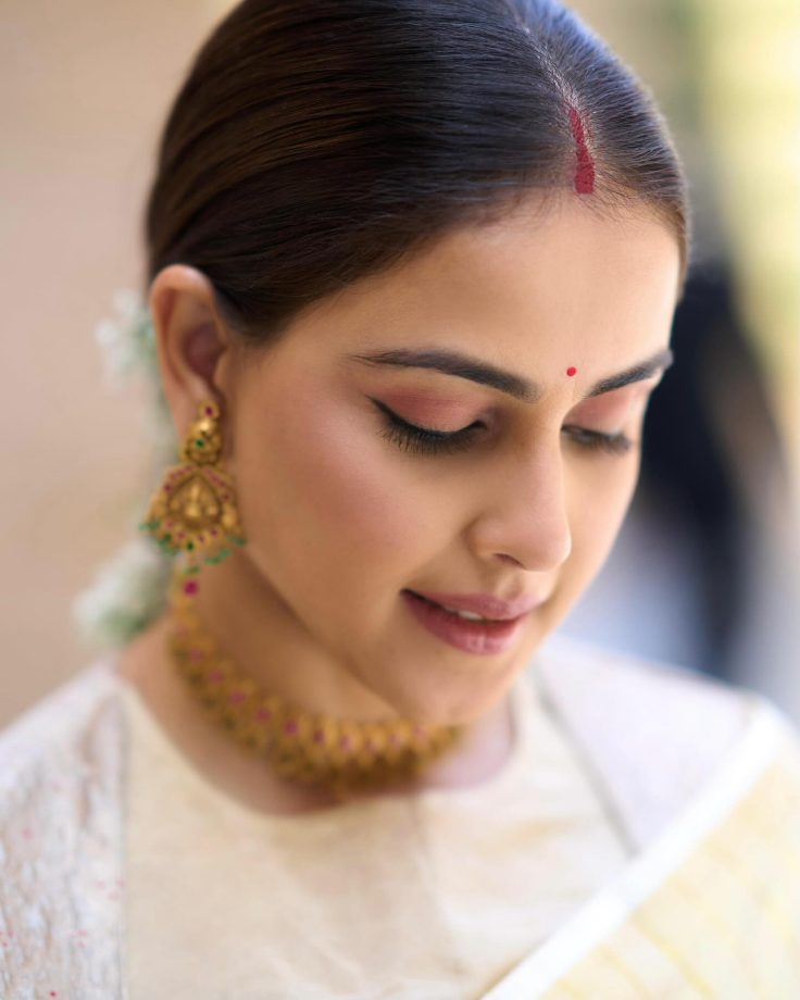 Genelia Deshmukh Radiates Grace in Kerala Kasavu Saree for Navratri Celebrations 970110
