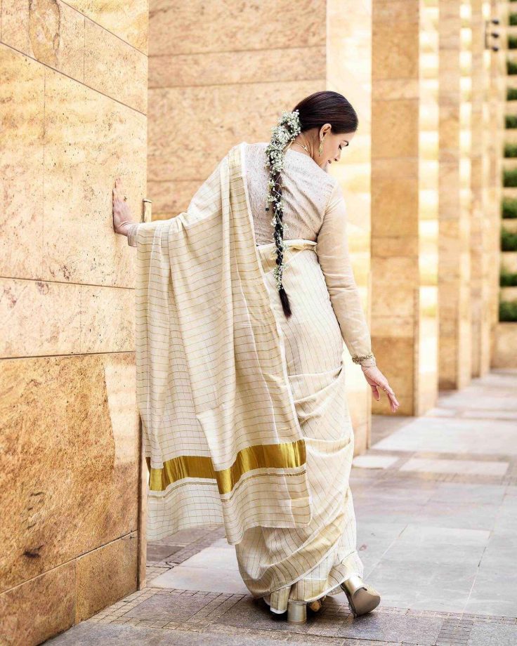 Genelia Deshmukh Radiates Grace in Kerala Kasavu Saree for Navratri Celebrations 970111