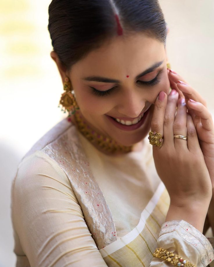 Genelia Deshmukh Radiates Grace in Kerala Kasavu Saree for Navratri Celebrations 970109