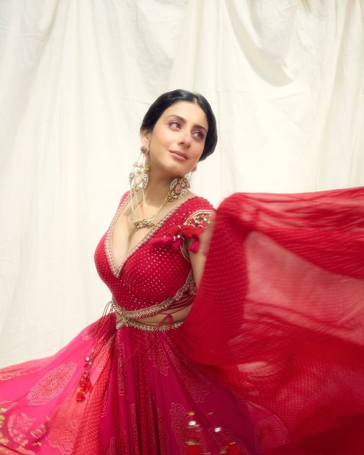 Isha Malviya's Fashion Statement in a Gorgeous Pink Ensemble 969094