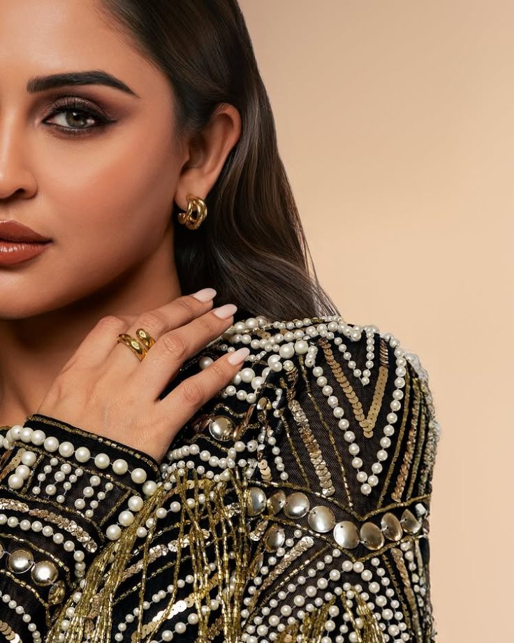 Krystle D'Souza Stuns in a Glimmering Golden Gown 969107