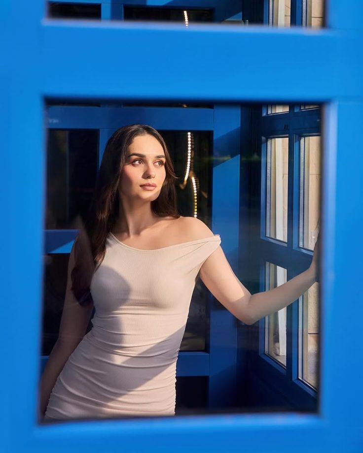 Manushi Chhillar's Timeless Beauty Captured in a Dreamy Moment 966887