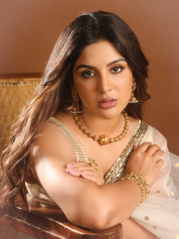 Onam 2025: South Divas Dazzle in White Sarees & Stylish Blouses 966933
