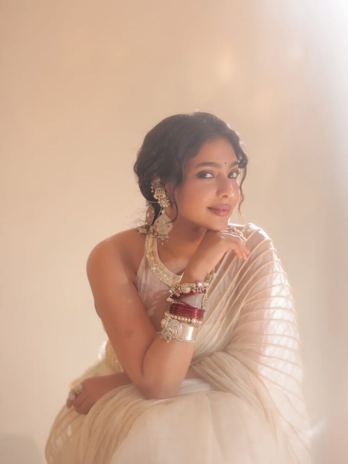 Onam 2025: South Divas Dazzle in White Sarees & Stylish Blouses 966934