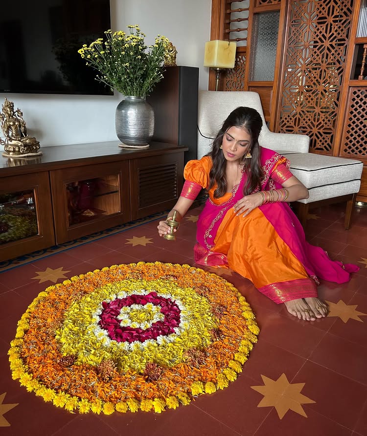 Onam Rangoli & Regal Sarees: Malavika Mohanan, Kalyani Priyadarshan & Anupama Parameswaran Shine in Festive Fashion 966107