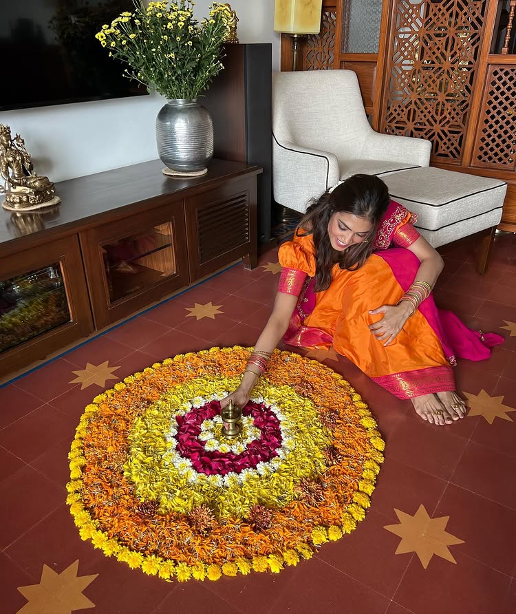 Onam Rangoli & Regal Sarees: Malavika Mohanan, Kalyani Priyadarshan & Anupama Parameswaran Shine in Festive Fashion 966108