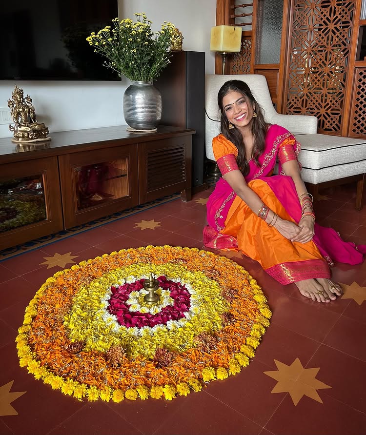 Onam Rangoli & Regal Sarees: Malavika Mohanan, Kalyani Priyadarshan & Anupama Parameswaran Shine in Festive Fashion 966109