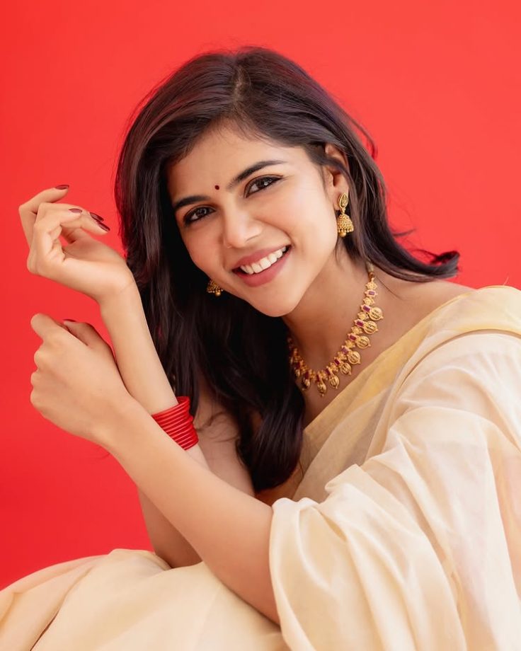 Onam Rangoli & Regal Sarees: Malavika Mohanan, Kalyani Priyadarshan & Anupama Parameswaran Shine in Festive Fashion 966104