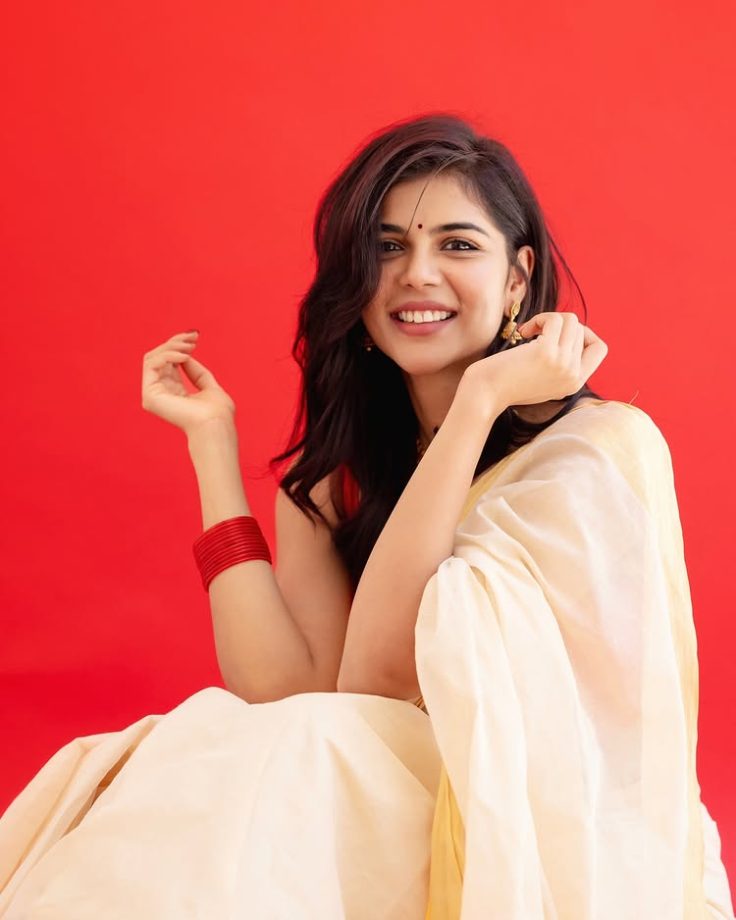 Onam Rangoli & Regal Sarees: Malavika Mohanan, Kalyani Priyadarshan & Anupama Parameswaran Shine in Festive Fashion 966106