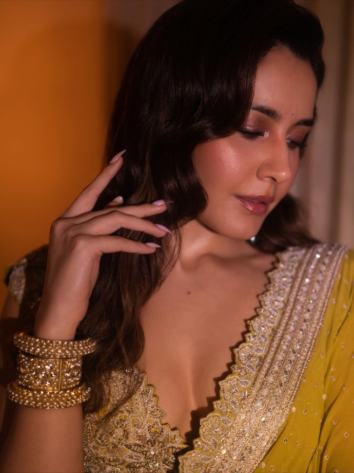 Raashii Khanna Gives a Bold Spin to Saree Draping with Sensuous Blouse 969606