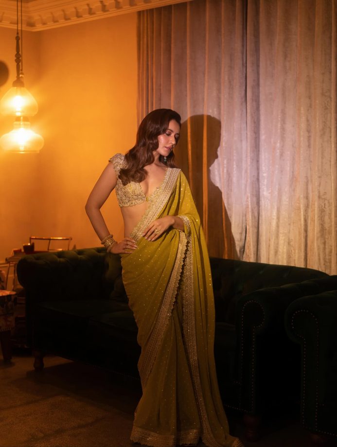 Raashii Khanna Gives a Bold Spin to Saree Draping with Sensuous Blouse 969610