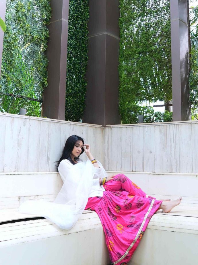 Reem Shaikh Radiates Simplicity and Tradition in Classic Indian Wear 967935