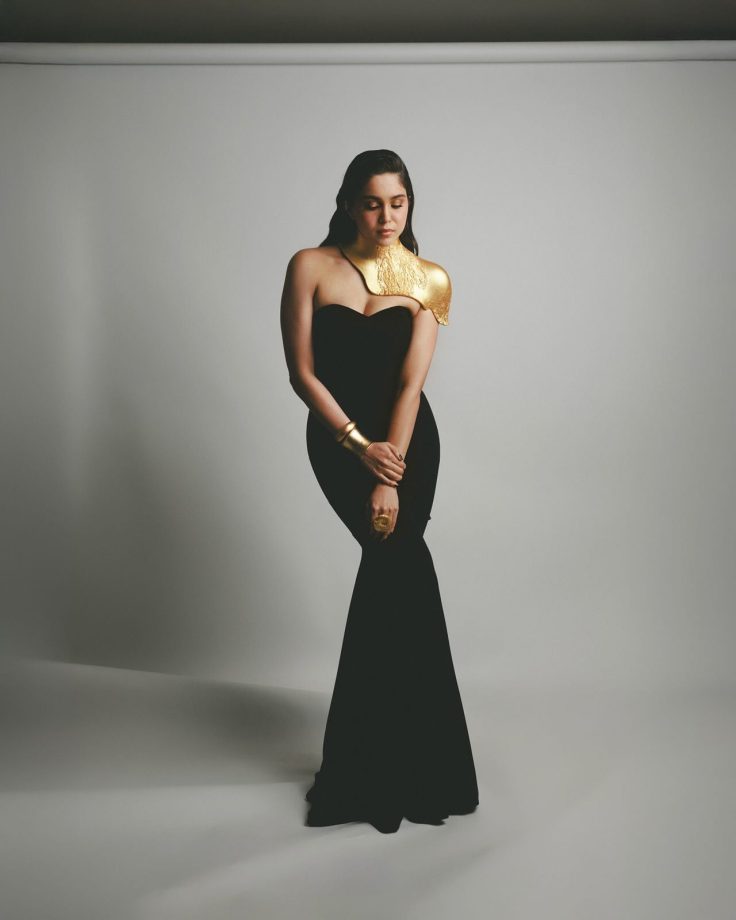 Sharvari’s Big, Bold Black Look with a Gold Ensemble Steals the Spotlight 969783