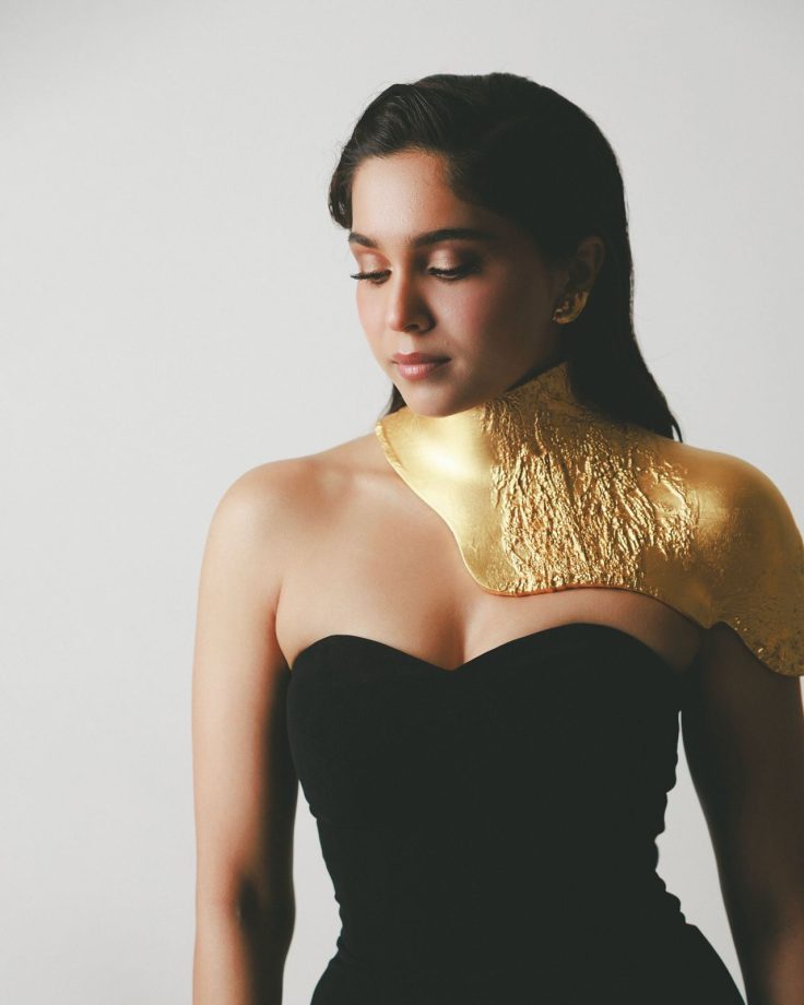 Sharvari’s Big, Bold Black Look with a Gold Ensemble Steals the Spotlight 969787