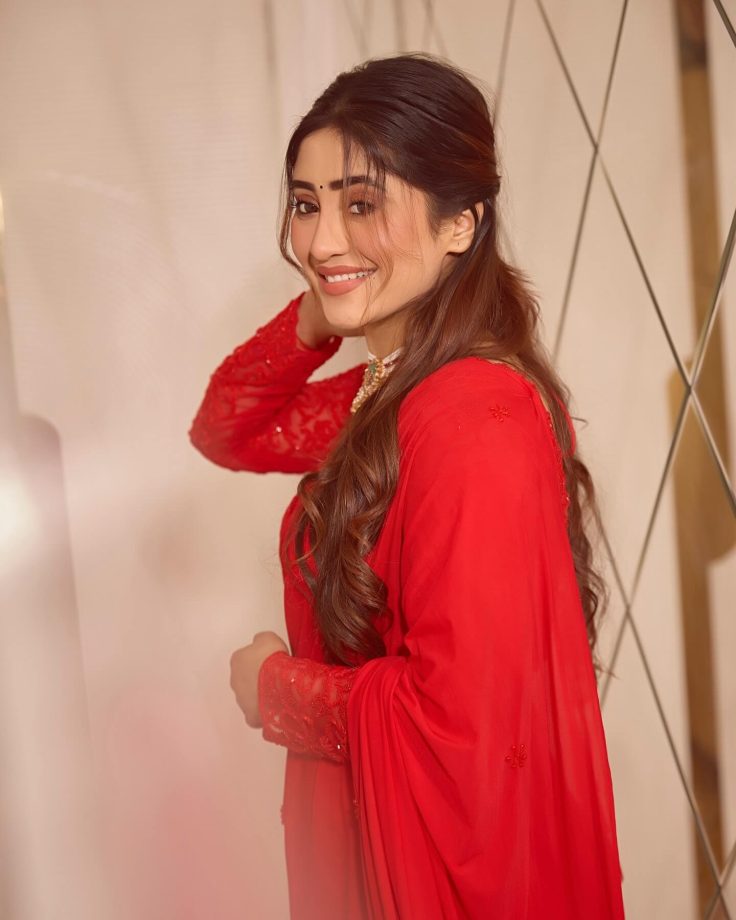 Shivangi Joshi Radiates Elegance in Sindoori Red Saree for Durga Puja 967496