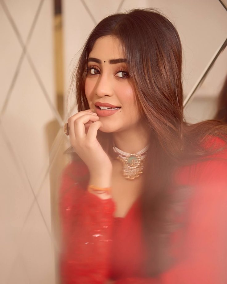 Shivangi Joshi Radiates Elegance in Sindoori Red Saree for Durga Puja 967499