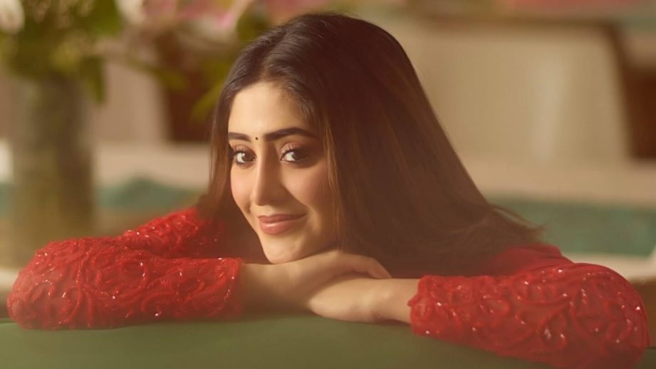 Shivangi Joshi Radiates Elegance in Sindoori Red Saree for Durga Puja 967500