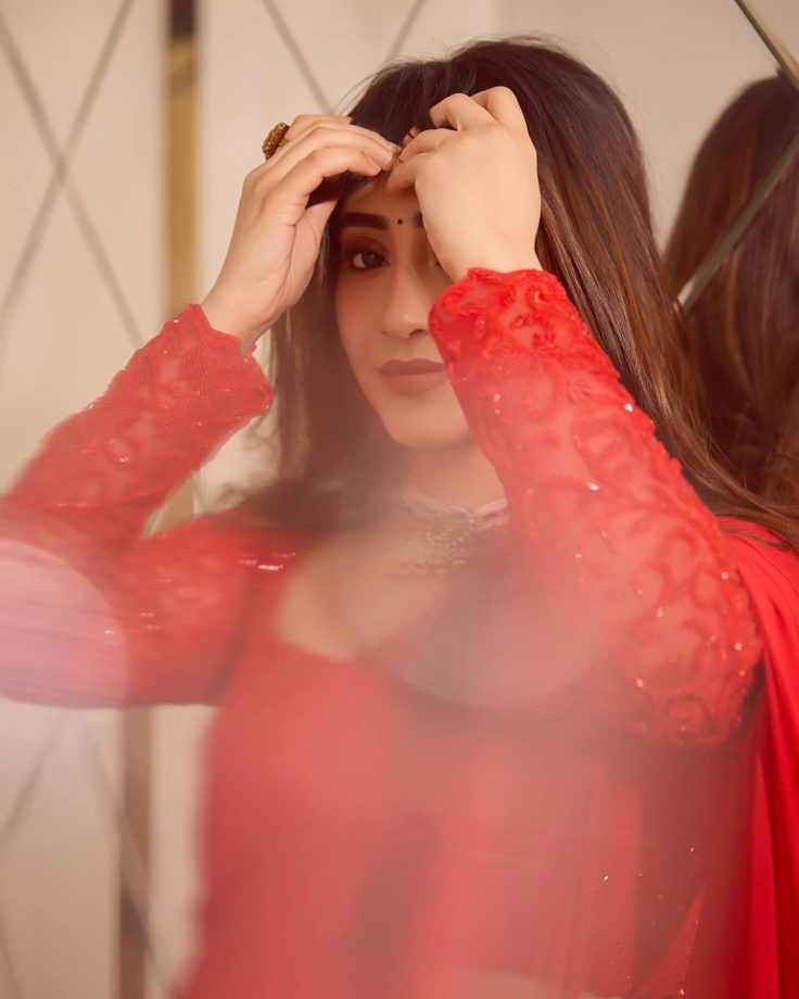 Shivangi Joshi Radiates Elegance in Sindoori Red Saree for Durga Puja 967488
