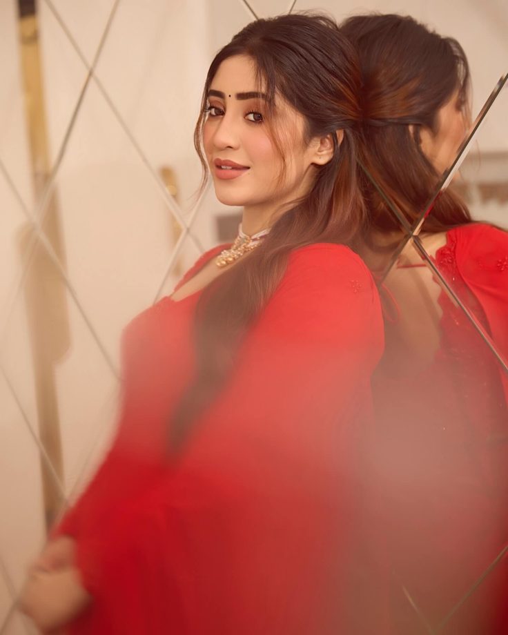 Shivangi Joshi Radiates Elegance in Sindoori Red Saree for Durga Puja 967489