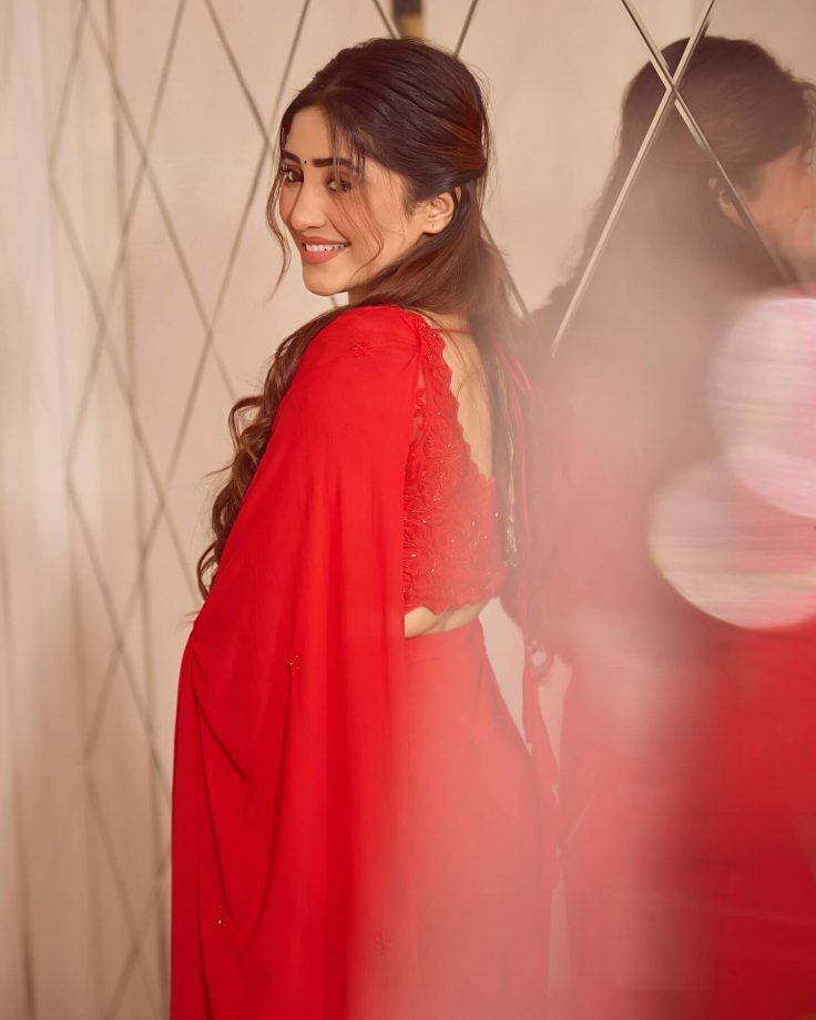 Shivangi Joshi Radiates Elegance in Sindoori Red Saree for Durga Puja 967491
