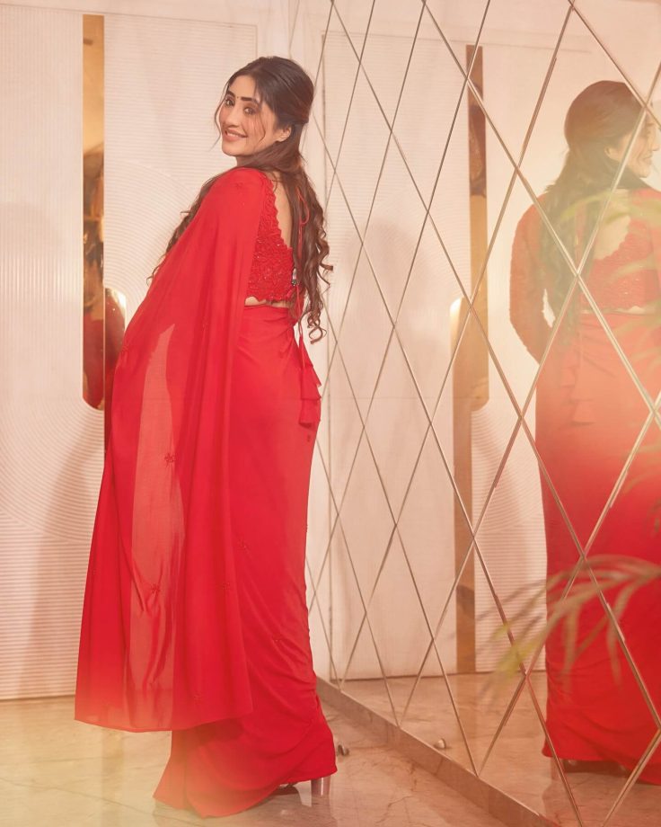 Shivangi Joshi Radiates Elegance in Sindoori Red Saree for Durga Puja 967492