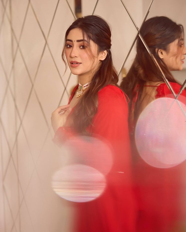 Shivangi Joshi Radiates Elegance in Sindoori Red Saree for Durga Puja 967493
