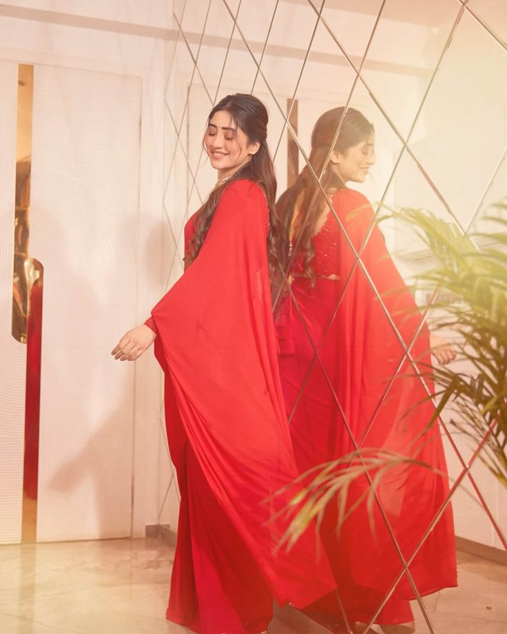Shivangi Joshi Radiates Elegance in Sindoori Red Saree for Durga Puja 967495