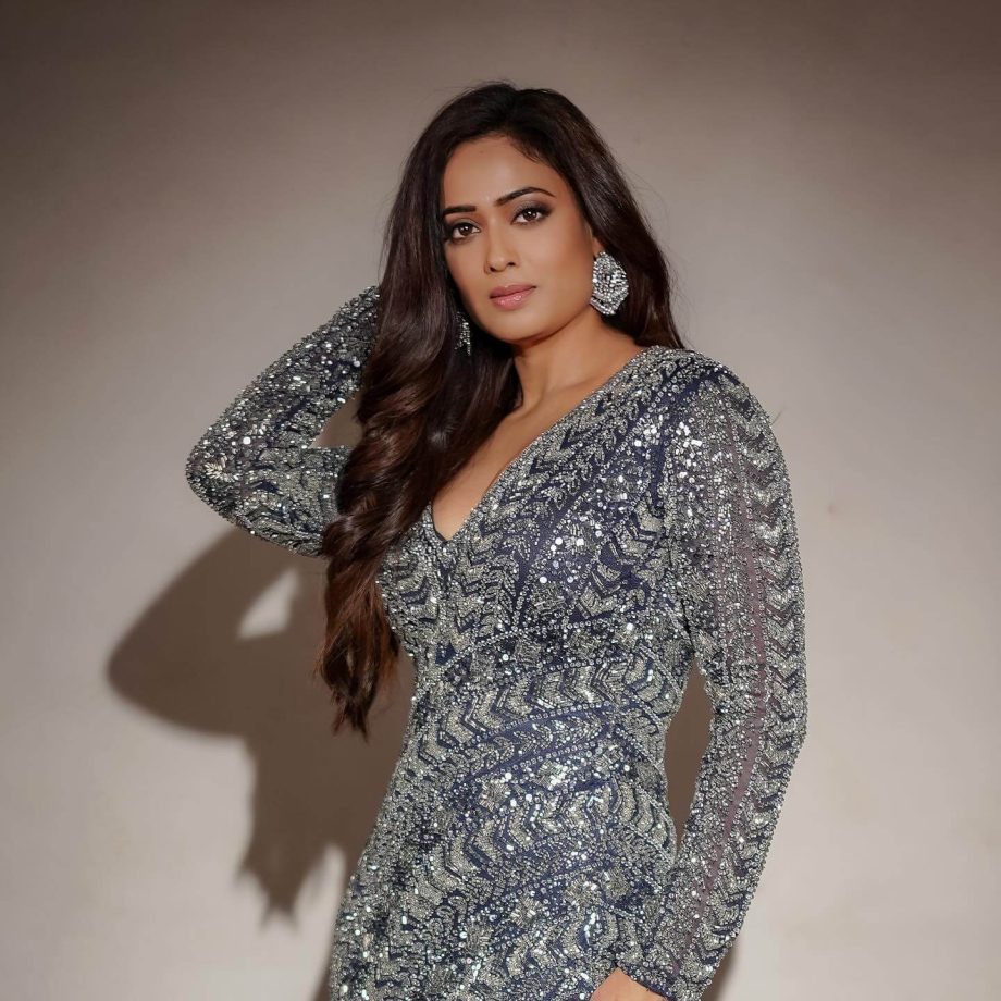 Shweta Tiwari’s Sparkling Navy Blue Gown Look Wins Over Fans 970214
