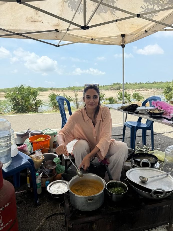 Sobhita Dhulipala Shows Off Her Cooking Skills on Set; Naga Chaitanya Teases ‘Waiting to Taste’ 966236