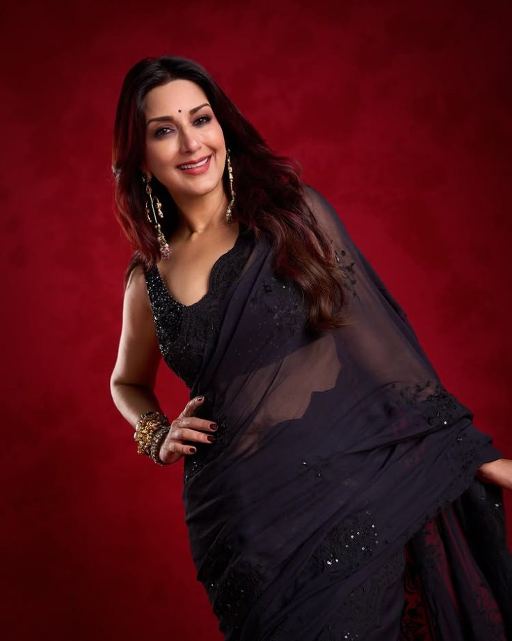 Sonali Bendre Dazzles in an Alluring Black Saree 969098
