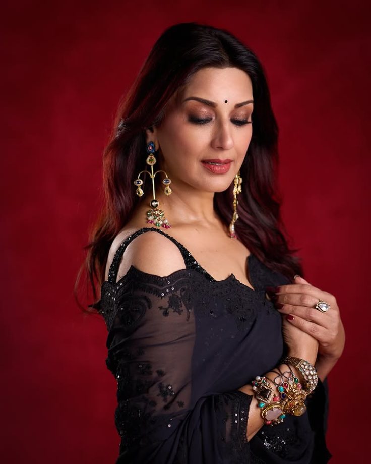 Sonali Bendre Dazzles in an Alluring Black Saree 969100