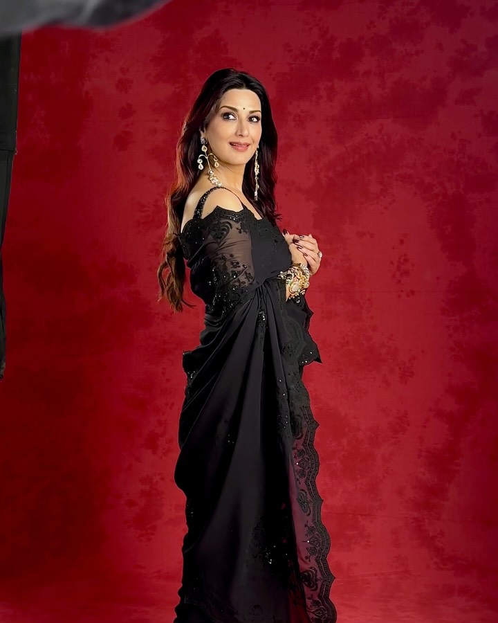 Sonali Bendre Dazzles in an Alluring Black Saree 969102