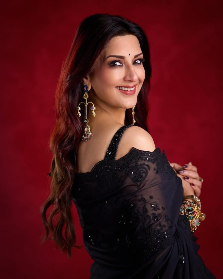 Sonali Bendre Dazzles in an Alluring Black Saree 969103