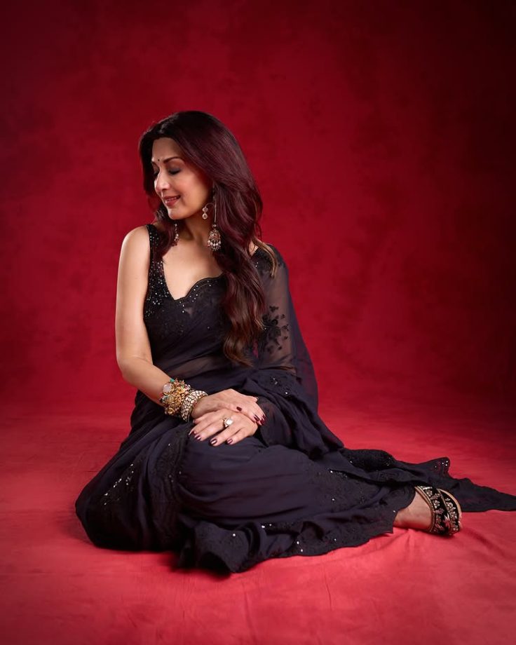 Sonali Bendre Dazzles in an Alluring Black Saree 969097