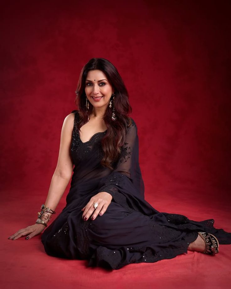 Sonali Bendre Dazzles in an Alluring Black Saree 969104