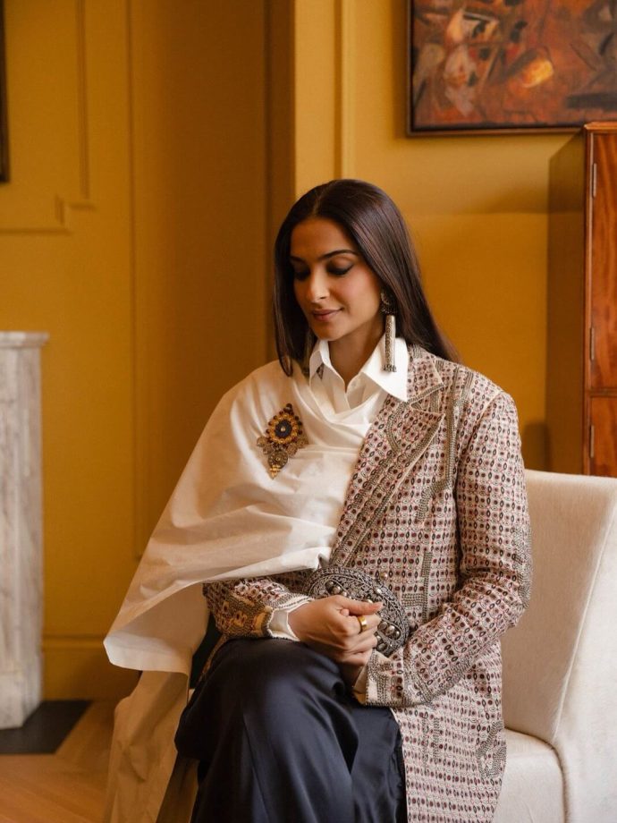 Sonam Kapoor Ahuja Dazzles at London Fashion Week 970258
