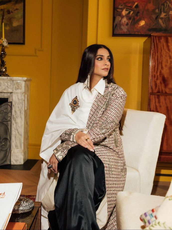 Sonam Kapoor Ahuja Dazzles at London Fashion Week 970259