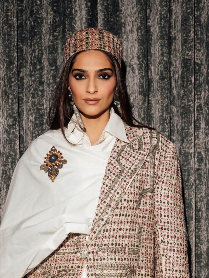Sonam Kapoor Ahuja Dazzles at London Fashion Week 970260
