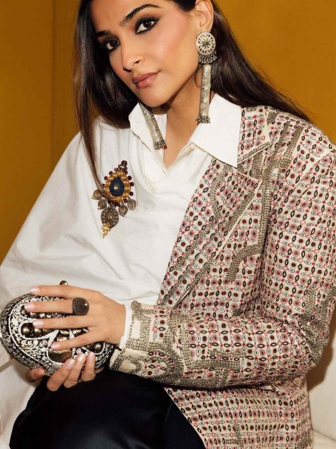Sonam Kapoor Ahuja Dazzles at London Fashion Week 970263
