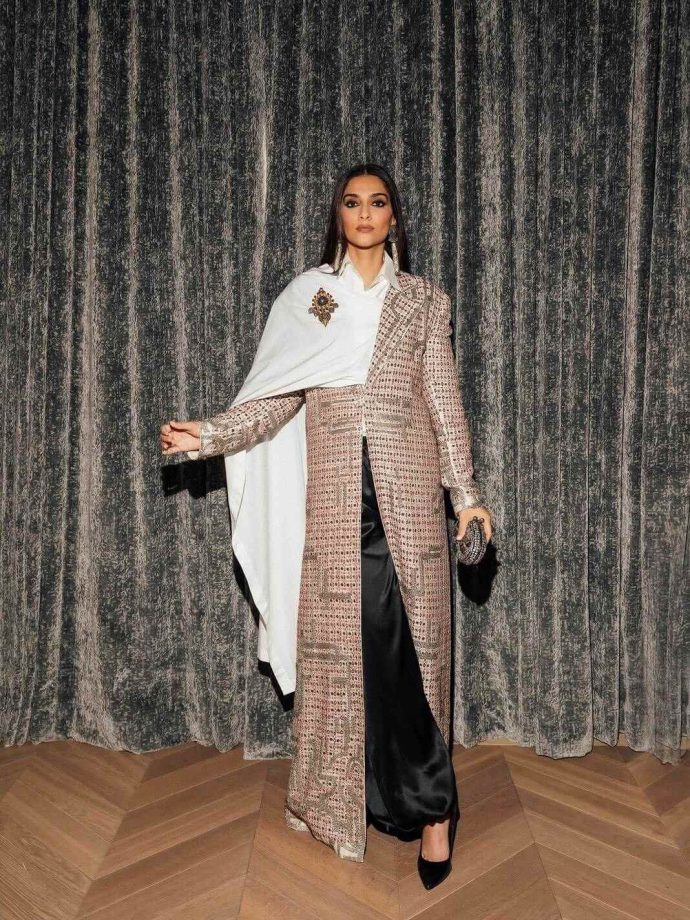 Sonam Kapoor Ahuja Dazzles at London Fashion Week 970264