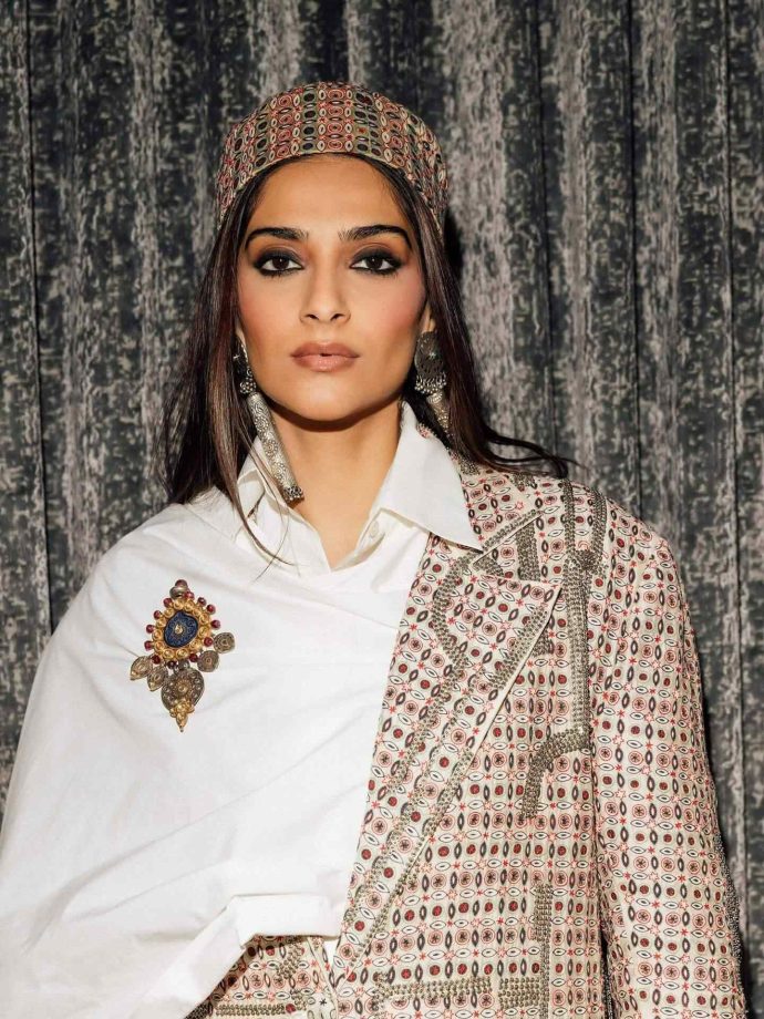 Sonam Kapoor Ahuja Dazzles at London Fashion Week 970266