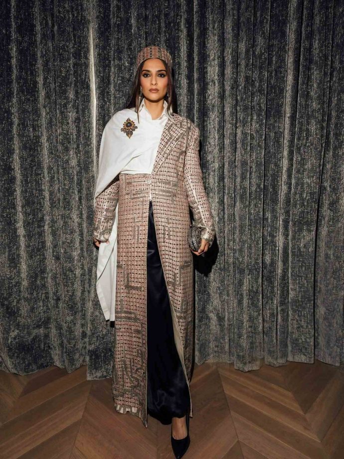 Sonam Kapoor Ahuja Dazzles at London Fashion Week 970267