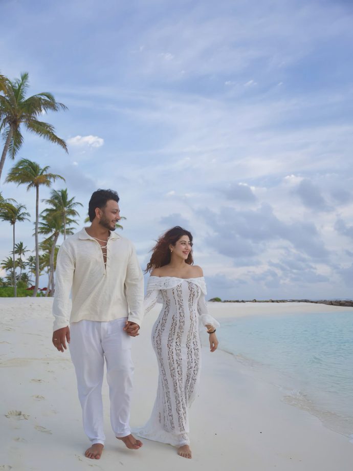 Sonarika Bhadoria Announces Pregnancy with Dreamy Beach Photoshoot Featuring Husband 968210
