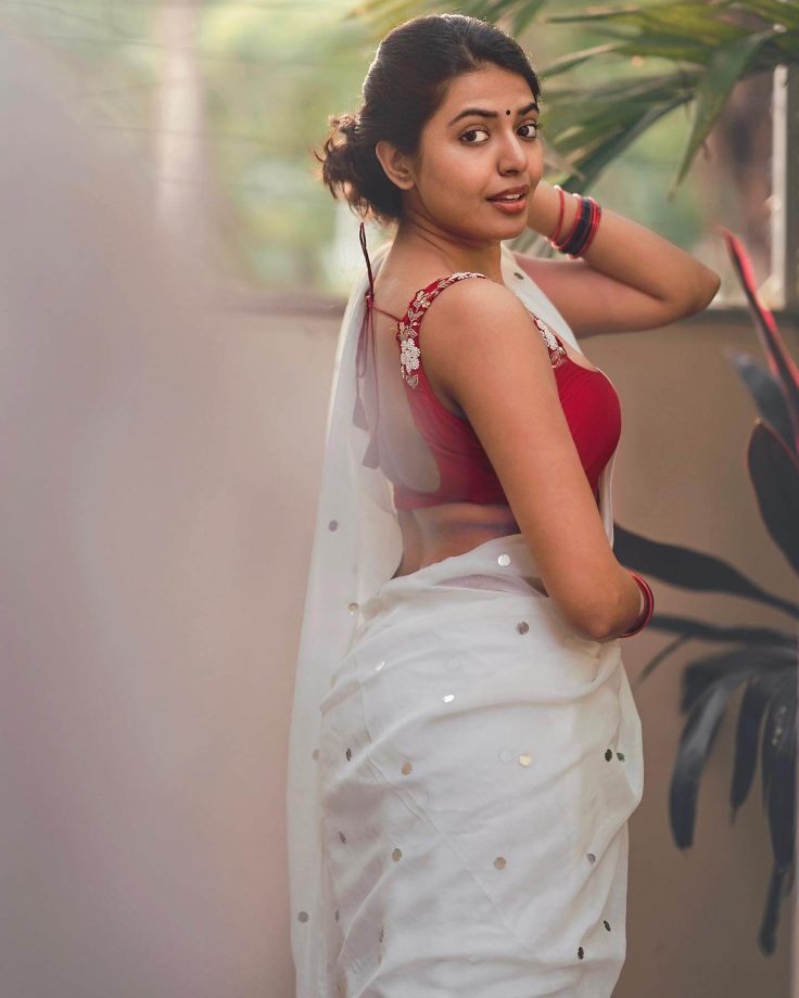 South Divas Turning Heads with Bold Backless Blouse Fashion 969176