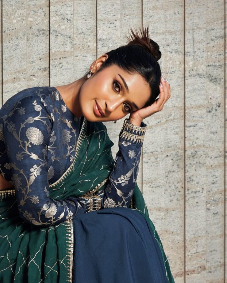 South Divas Turning Heads with Bold Backless Blouse Fashion 969182