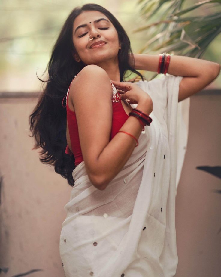 South Divas Turning Heads with Bold Backless Blouse Fashion 969173