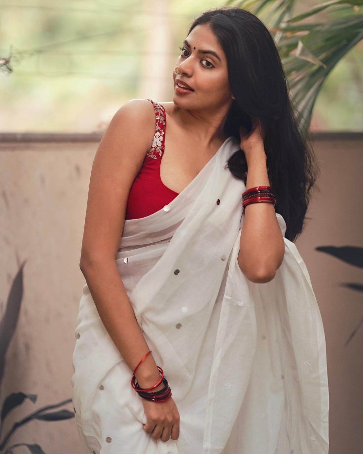 South Divas Turning Heads with Bold Backless Blouse Fashion 969175
