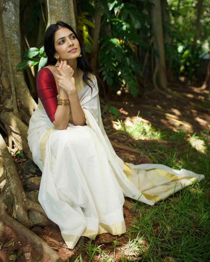 South Indian Stars Shine in White Sarees with Contrast Blouses for Onam 2025 965859