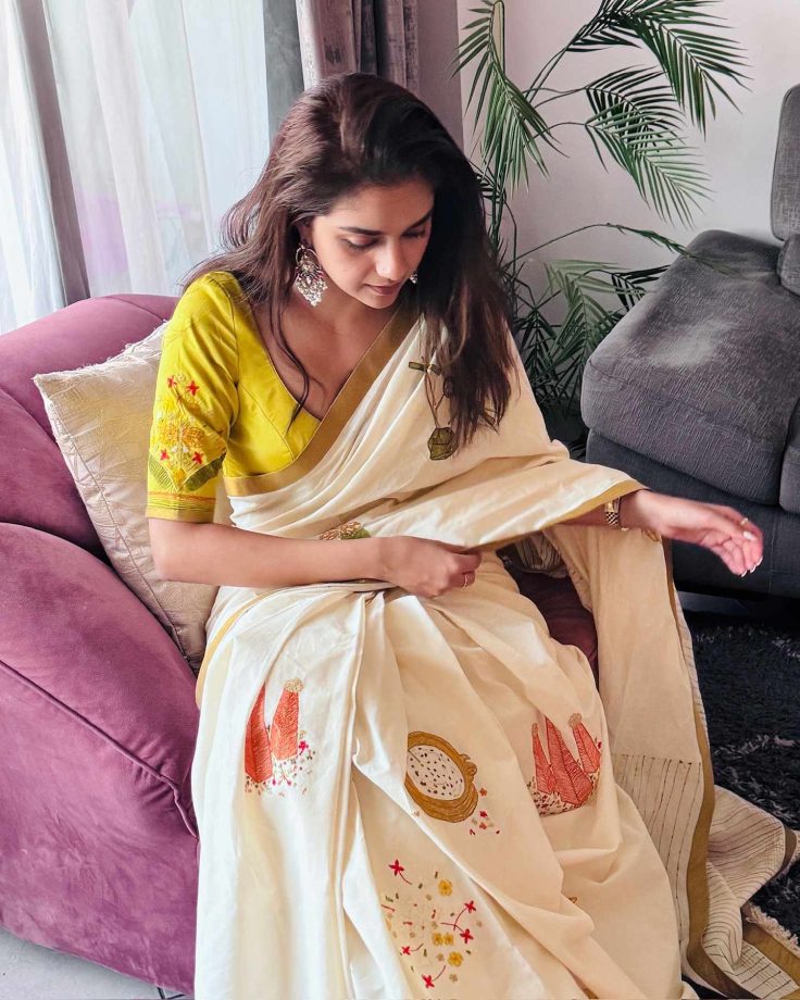 South Indian Stars Shine in White Sarees with Contrast Blouses for Onam 2025 965863